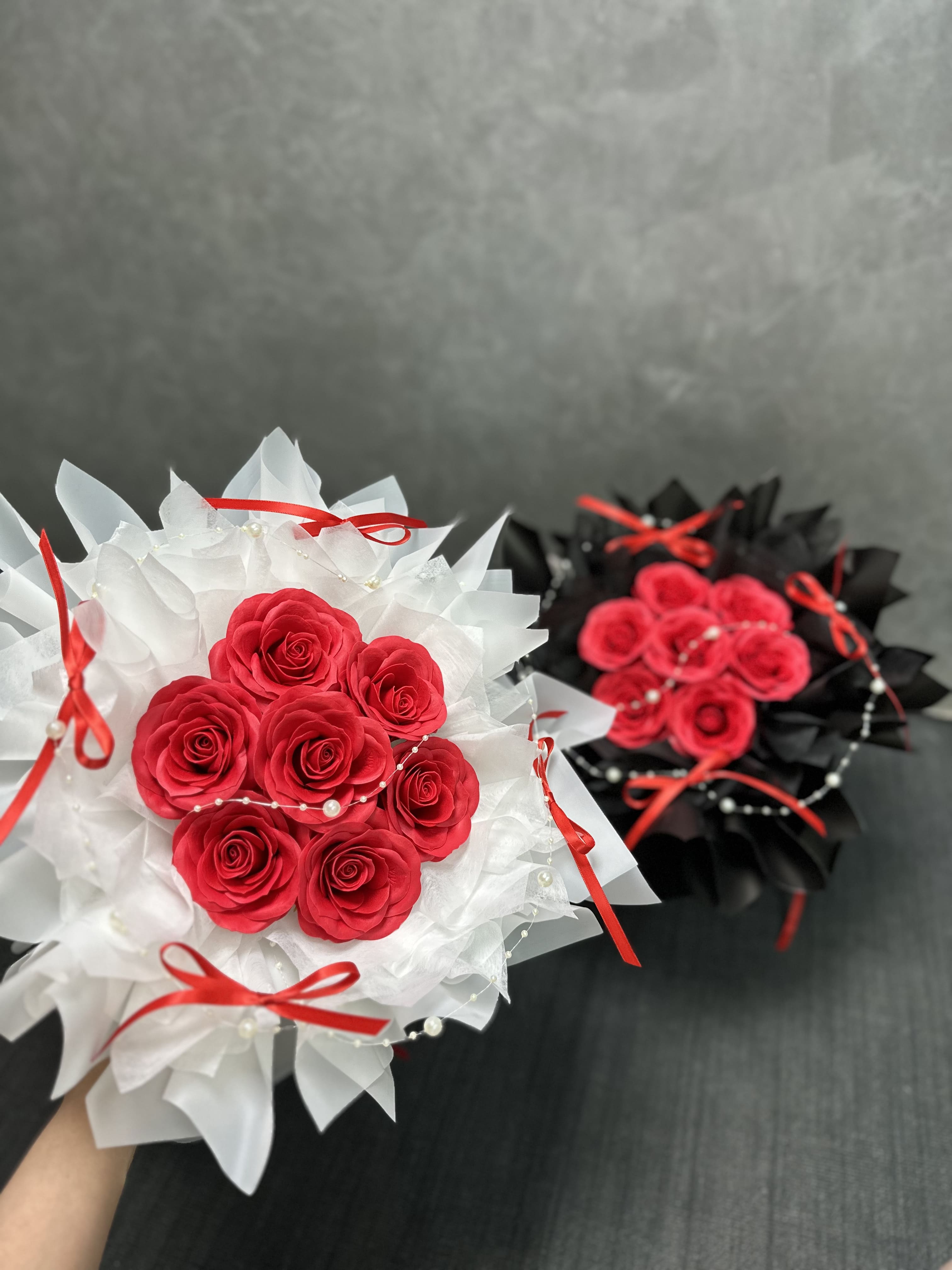 雙北精品花束推薦：DAIZI代紫花藝黑白撞色甦醒玫瑰香氛花束，呈現極致洗鍊的法式暗黑美學，千元預算即可預訂台北高質感的客製化花禮。