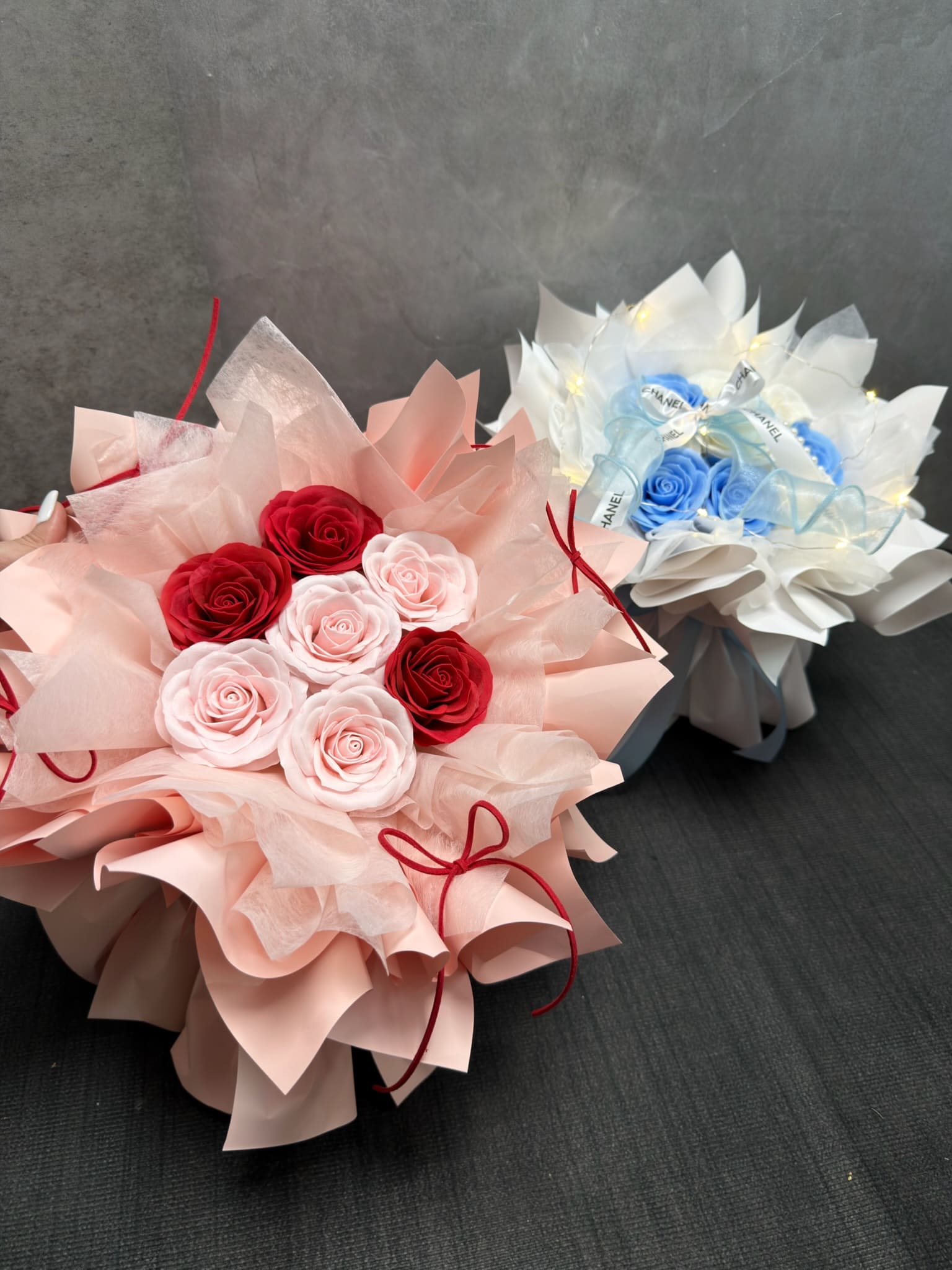 台北花店推薦：DAIZI代紫花藝千元預算高質感甦醒玫瑰香氛花束，粉紅與冰藍雙色精品設計，為新北與雙北地區提供層次豐富的客製化花禮。