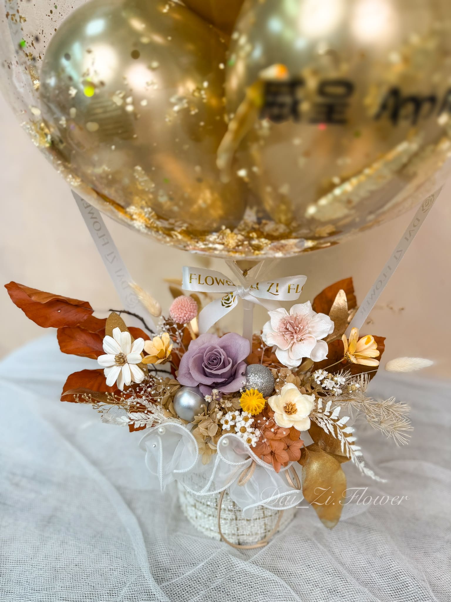 永生花抱抱桶近景|莫蘭迪紫玫瑰搭配金色熱氣球 台北開幕花禮推薦 金曜盛景永生花氣球花束 DaiZi 代紫花藝