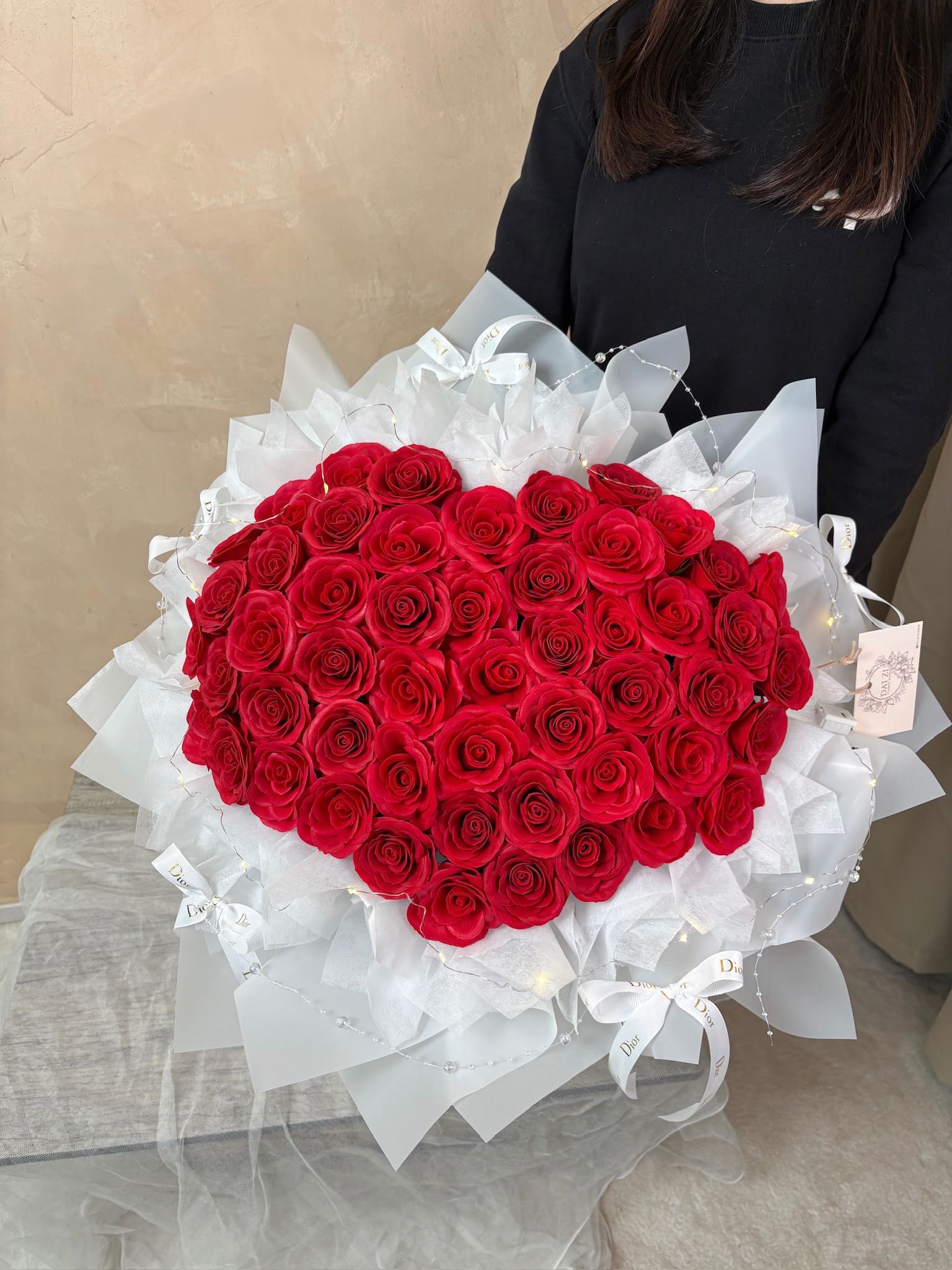 52朵甦醒香氛花束真愛盛宴手持展示｜大尺寸紅色愛心玫瑰花束求婚告白送禮 台北頂級香氛花束推薦 DaiZi 代紫花藝