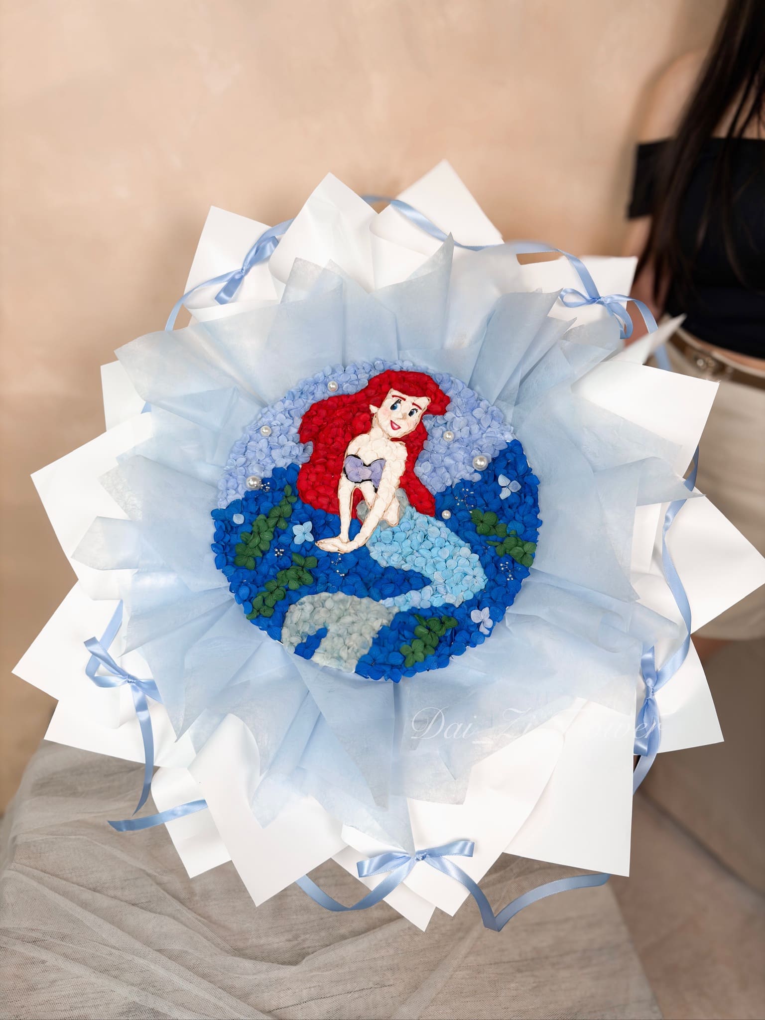 小美人魚永生繡球花束手持展示|多色繡球花瓣拼貼美人魚圖案花束尺寸展示 台北主題花束客製生日禮物 DaiZi 代紫花藝
