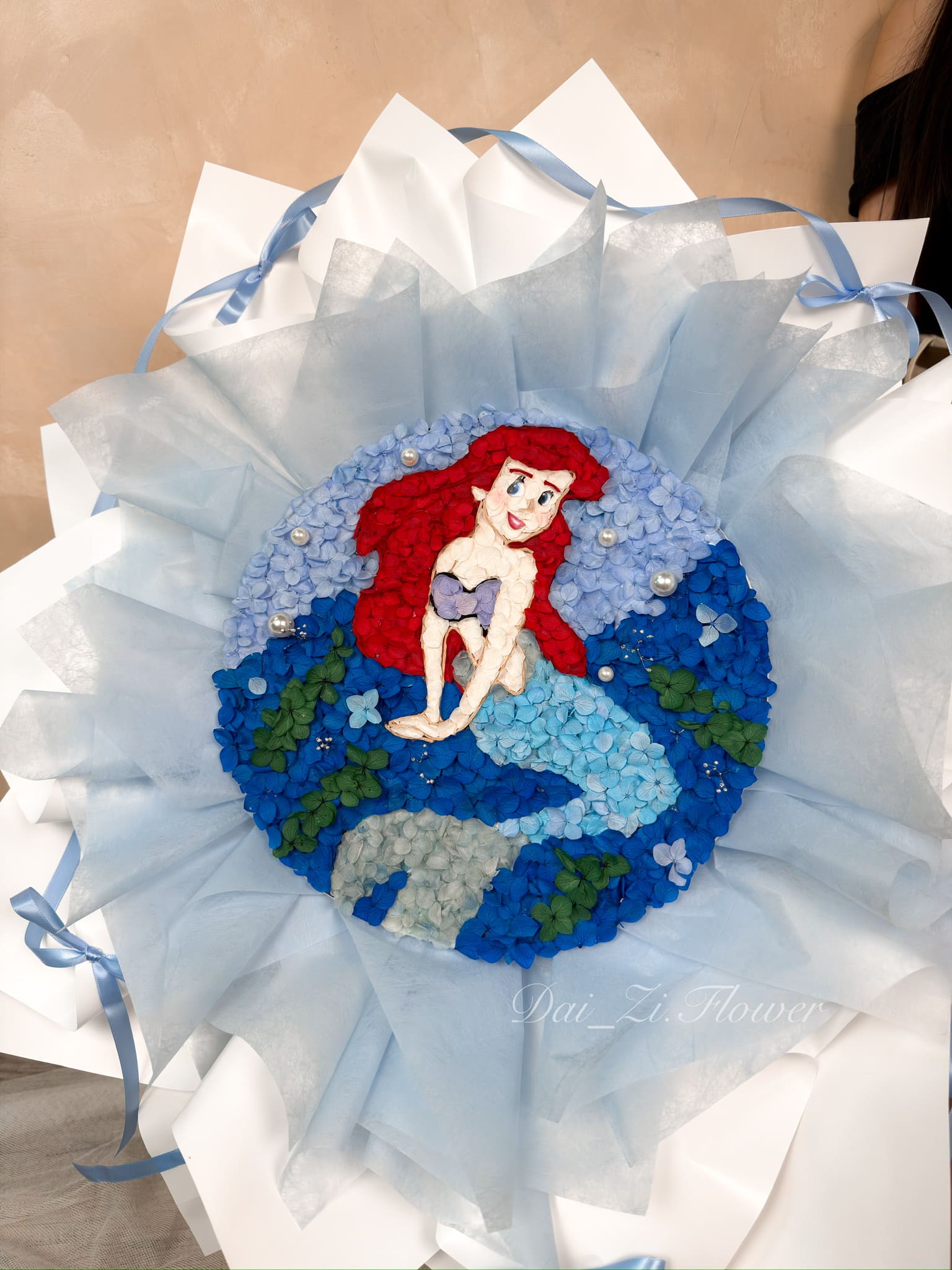 小美人魚永生繡球花束俯視全圖|藍色繡球花瓣手工拼貼美人魚主題花束 台北創意客製花束送禮首選 DaiZi 代紫花藝