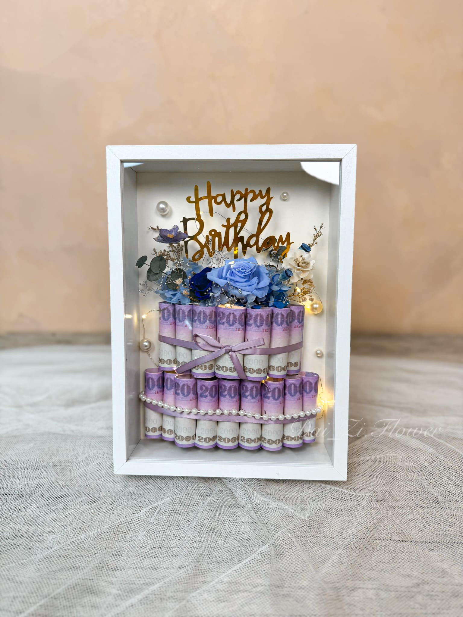 相框永生花鈔票蛋糕正面全景｜16張鈔票雙層蛋糕藍紫永生花Happy Birthday壓克力牌 台北客製生日禮物首選 DaiZi 代紫花藝