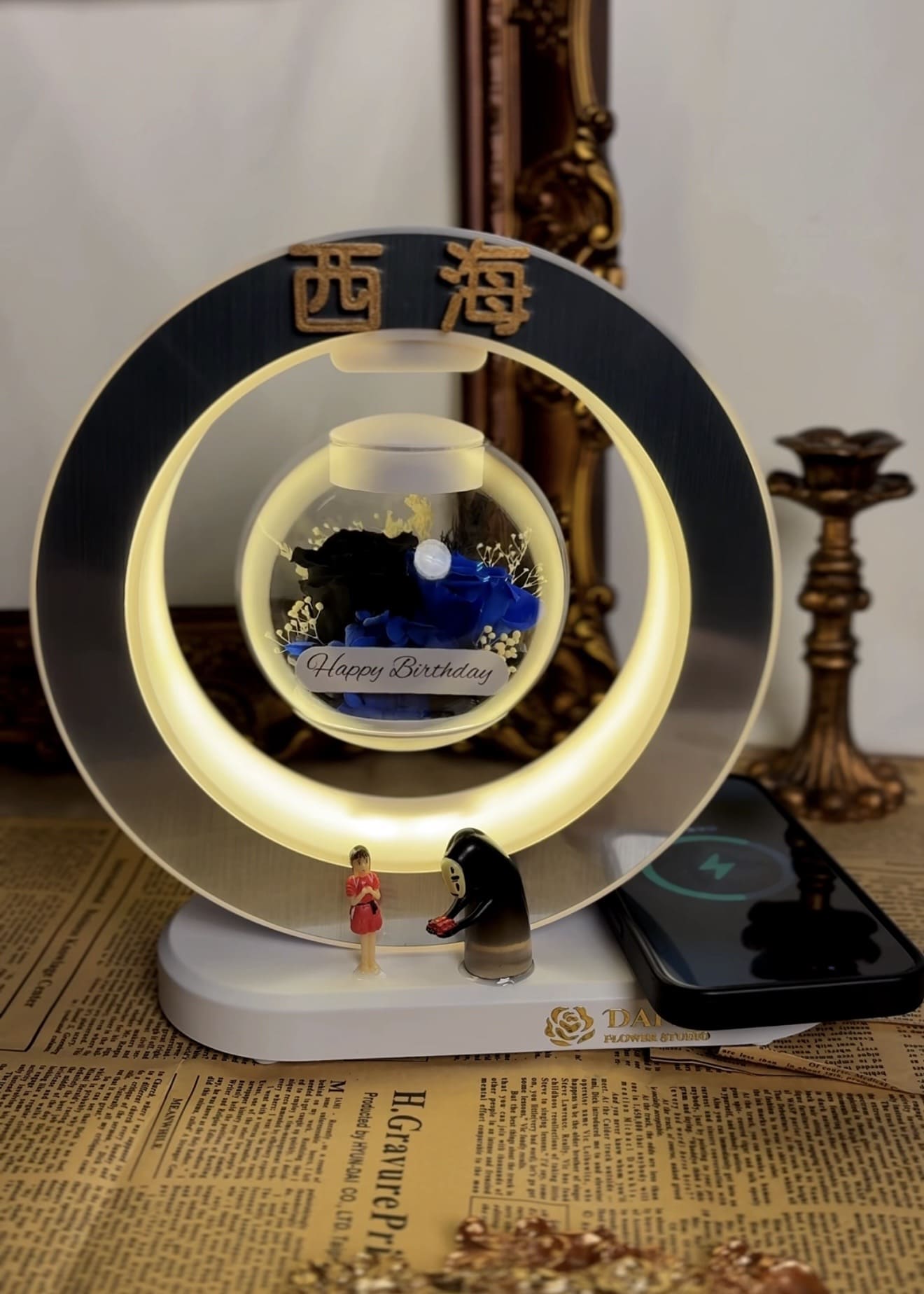 DAIZI代紫花藝-永生花懸浮多功能檯燈-無臉男公仔客製化禮物-藍黑色系不凋玫瑰-生日禮物首選-西海刻字