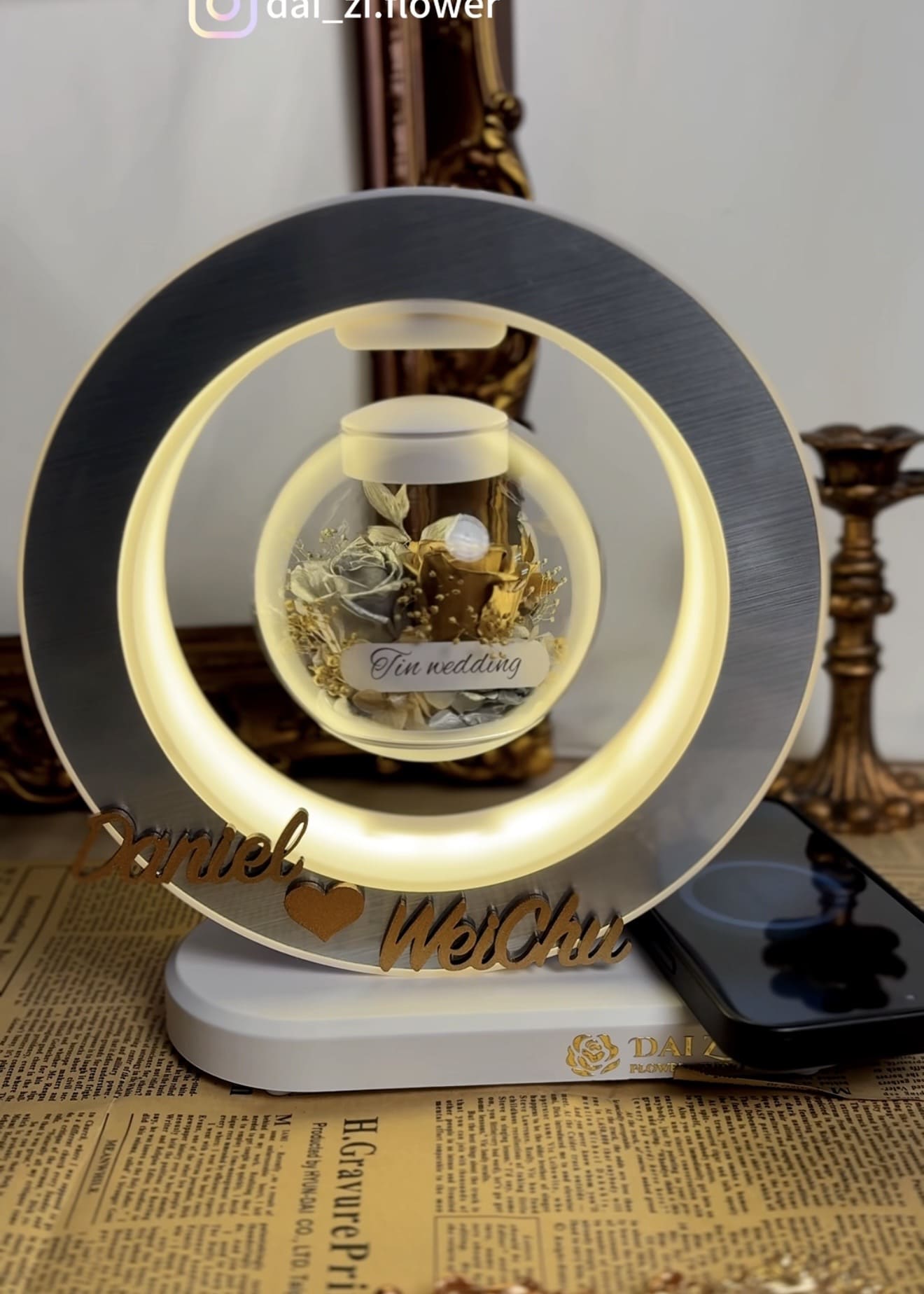 DAIZI代紫花藝-客製化永生花磁懸浮檯燈-錫婚週年紀念禮物-Daniel-WeiChu名字刻字-質感金色不凋花禮
