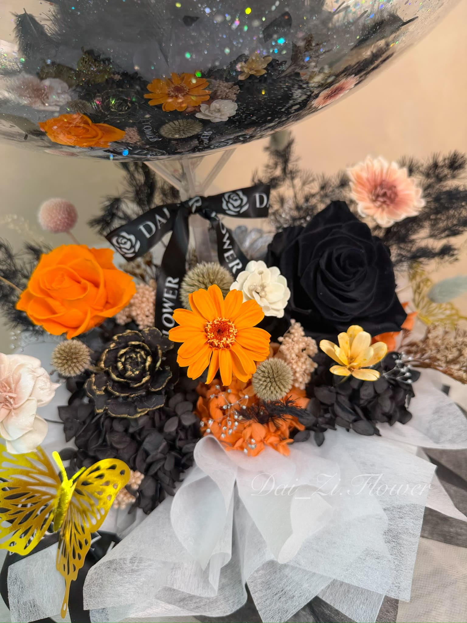 曜蝶熾境永生花抱抱桶花材極近景特寫｜橘玫瑰黑玫瑰黑金玫瑰橘非洲菊黑繡球奢華開幕花禮 台北客製永生花開幕賀禮 DaiZi 代紫花藝