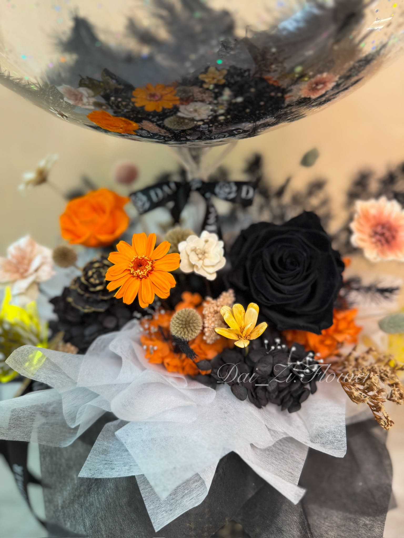 曜蝶熾境永生花抱抱桶花材近景｜橘玫瑰黑玫瑰橘色非洲菊黑繡球閃亮氣球開幕賀禮 台北開幕送禮永生花推薦 DaiZi 代紫花藝