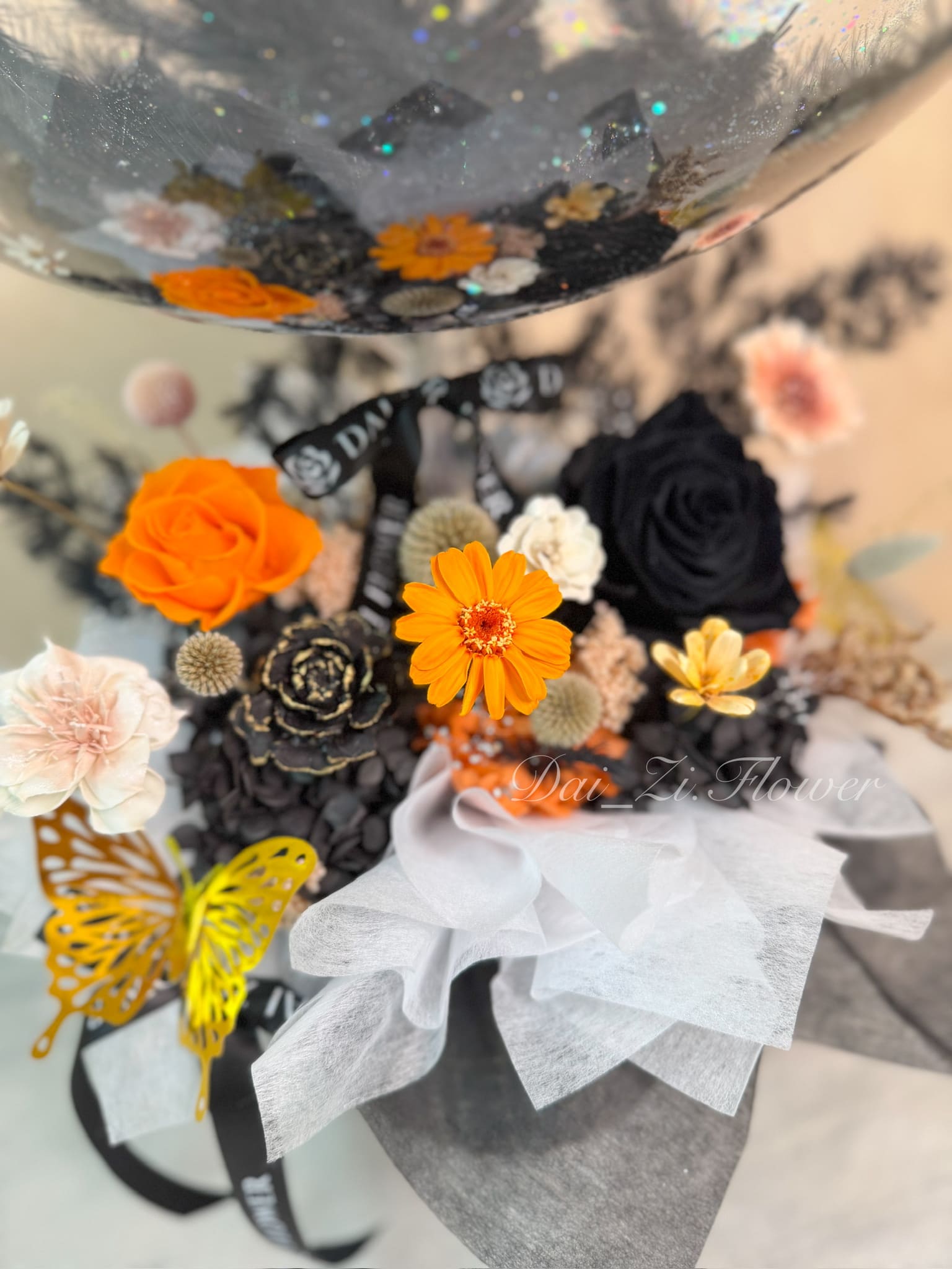 曜蝶熾境永生花抱抱桶金蝴蝶裝飾近景｜橘黑金永生花金鏤空蝴蝶開幕花禮擺件 台北高端開幕永生花禮推薦 DaiZi 代紫花藝