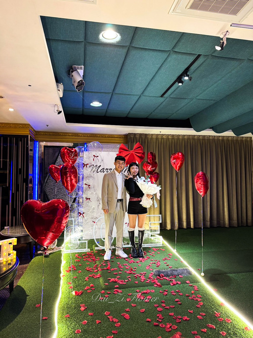 求婚成功合照・室內求婚佈置台北・代紫花藝