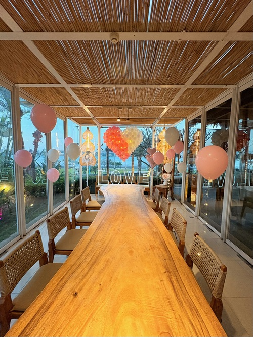 海景餐廳求婚佈置・粉橘心形氣球LOVE燈牌・代紫花藝