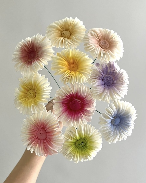 代紫花藝 DAIZI 彩色乾燥花花束，多色漸層非洲菊風乾後保留自然色彩，適合居家裝飾與開幕送禮