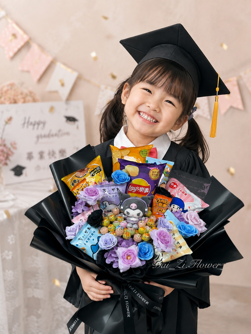 幼稚園畢業零食花束，Kuromi娃娃飾品搭配彩色仿真花，台北畢業禮物推薦｜代紫花藝