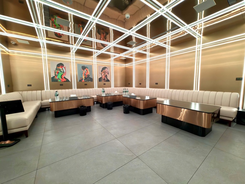 ROOM 9 T9 內湖招待所小包廂側面全景－U型白色沙發，三組玫瑰金桌台，格柵白色燈條天花板，現代藝術氛圍