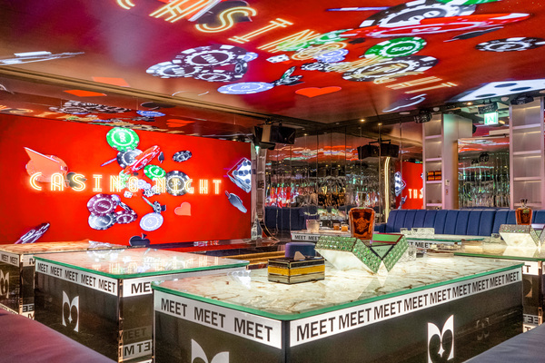 鑲御MEET招待所J包廂空景－台北中山區頂級招待所，Casino Night主題天花板投影，霓虹燈牆，藍色絨布沙發，大理石桌台